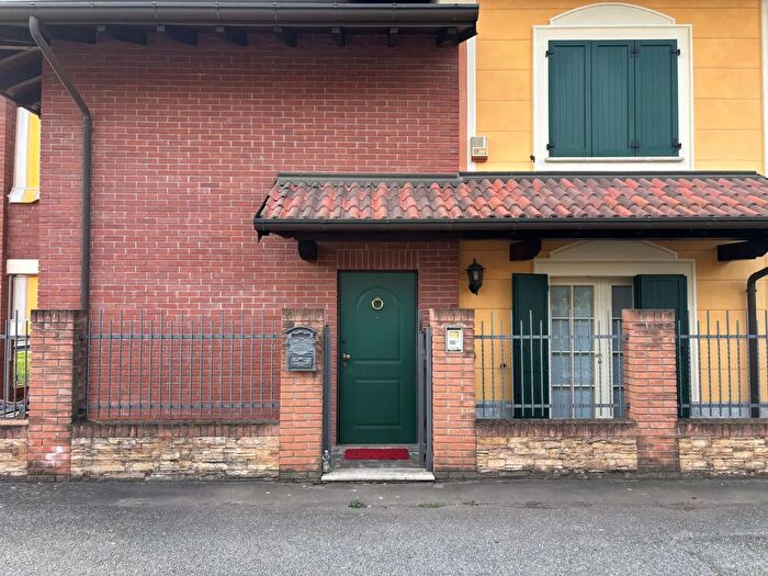 Casa quadrilocale in vendita in Via Gaggiolo, Oleggio