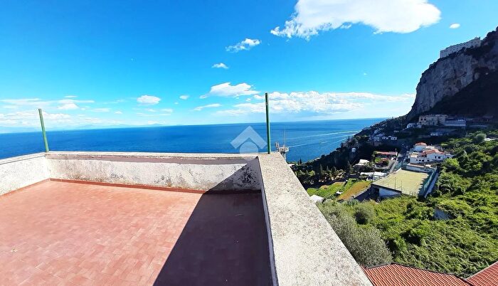 Appartamento quadrilocale in vendita in Via Petigno, Amalfi