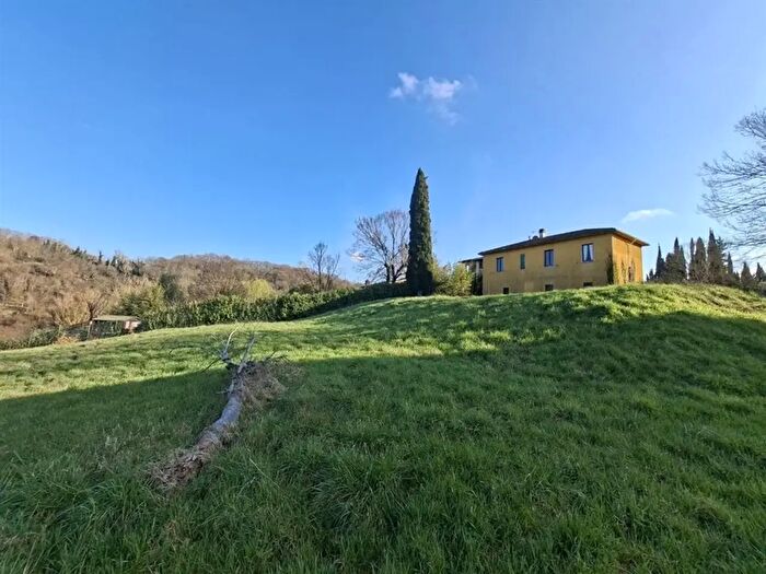 Casa con 10 locali in vendita in Bucine