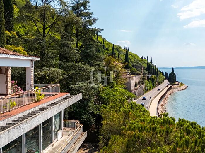 Casa con 8 locali in vendita in Torri Del Benaco