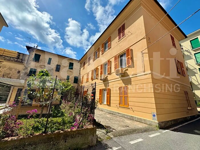 Appartamento quadrilocale in vendita in Via Carlo Bardina, Cogoleto