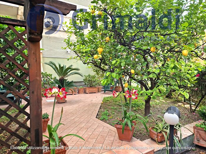 Appartamento con 5 locali in vendita in Via Pietro Castellino, Napoli