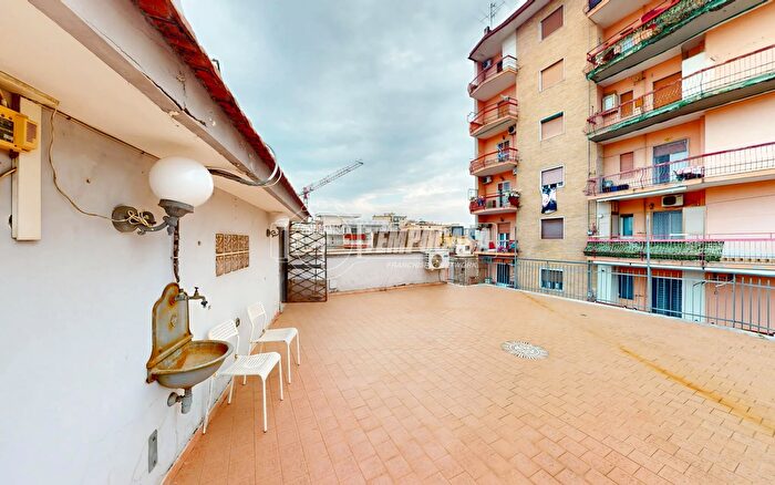 Appartamento con 8 locali in vendita in Via Pietro Casilli, Casoria