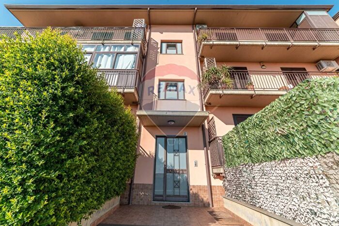 Appartamento trilocale in vendita in Via Quattro Novembre O, Aci Catena