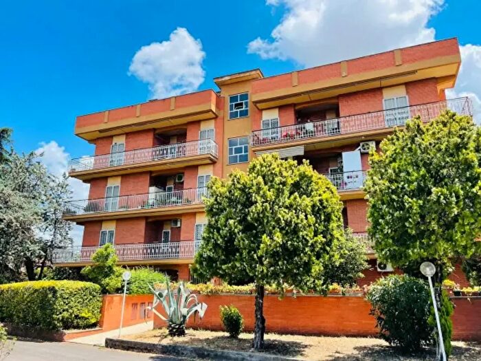 Appartamento trilocale in vendita in Via Magliano De Marsi, Roma