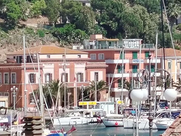 Appartamento con 6 locali in vendita in Piazza Palestro, Porto Azzurro
