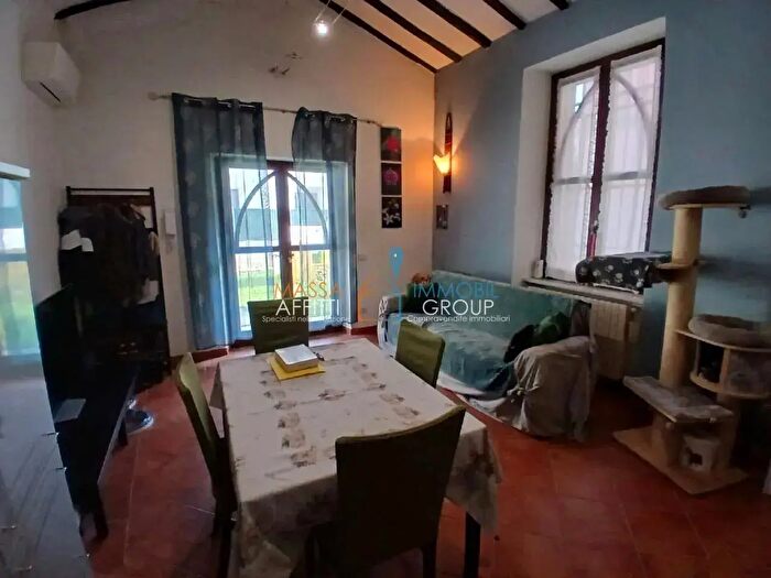 Casa trilocale in vendita in Viale Stazione, Massa