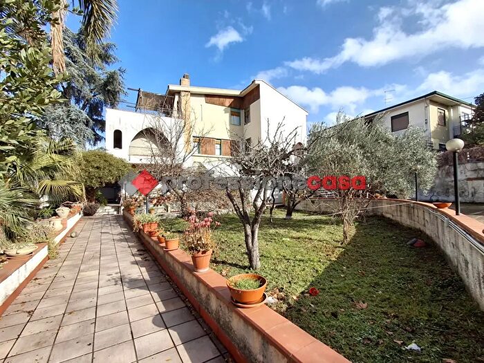 Casa con 9 locali in vendita in Via Roma, Sant'Agata Li Battiati