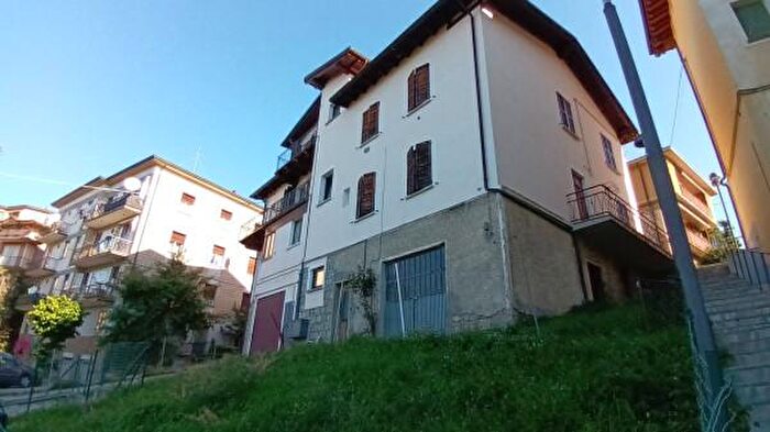 Casa con 6 locali in vendita in Piazza Torquato Tasso, Serramazzoni