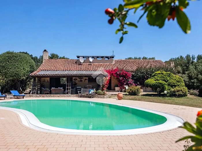Casa con 7 locali in vendita in Via La Conciaredda, Olbia