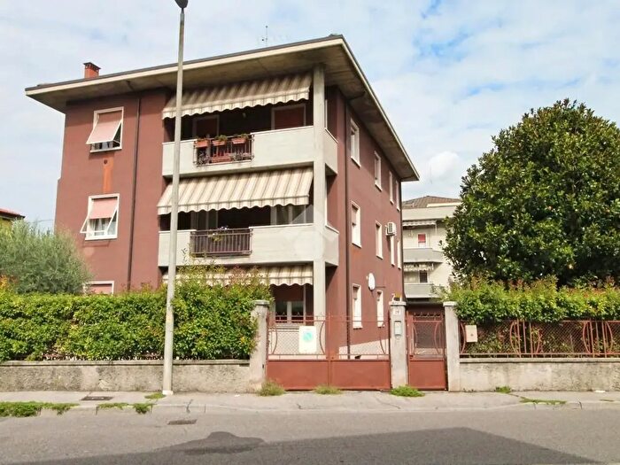 Appartamento con 5 locali in vendita in Via Guerrieri, Verona