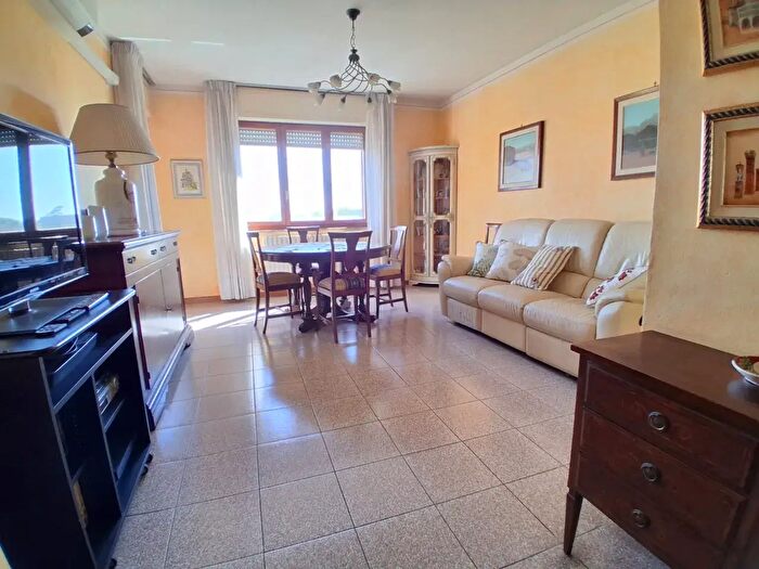 Appartamento con 5 locali in vendita in Via Pisana, Lucca