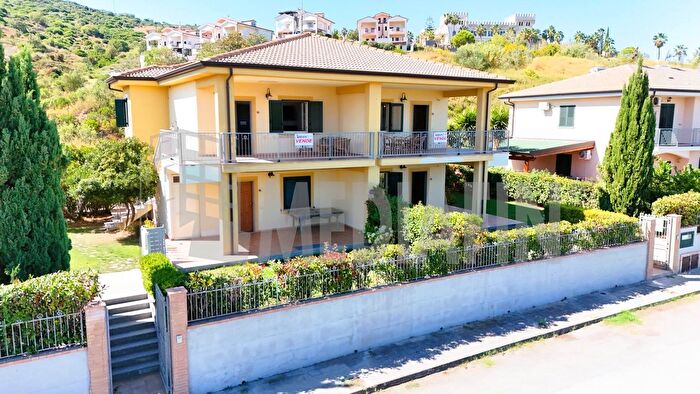 Appartamento quadrilocale in vendita in Via Giovanni Falcone, Mandatoriccio