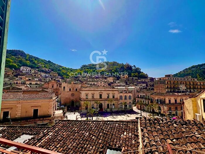 Appartamento con 6 locali in vendita in Via Montalbano, Modica
