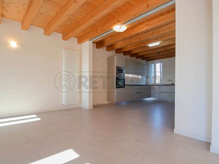 Casa con 6 locali in affitto in VIA CAPITELLI, Centro, Pozzoleone