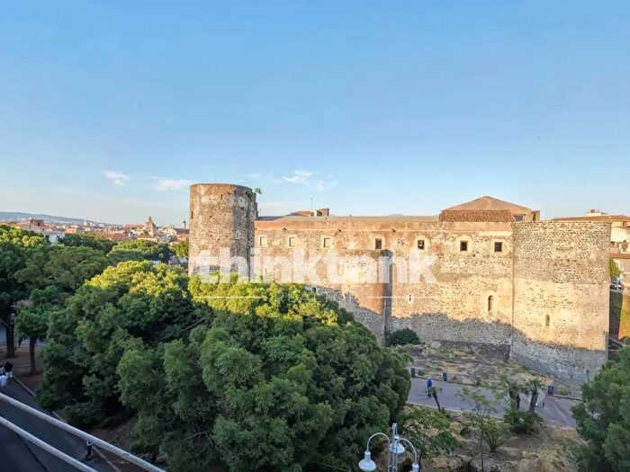 Appartamento con 6 locali in vendita in Piazza Federico di Svevia Snc, Catania