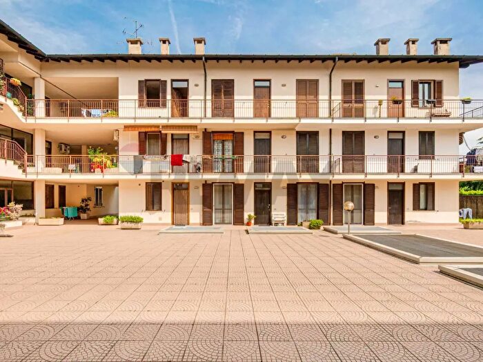 Appartamento trilocale in vendita in Via San Taddeo, Lonate Pozzolo