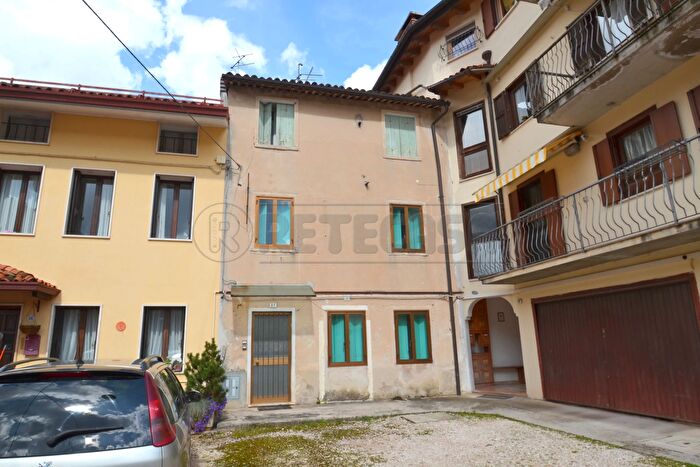 Casa con 8 locali in vendita in Valdagno