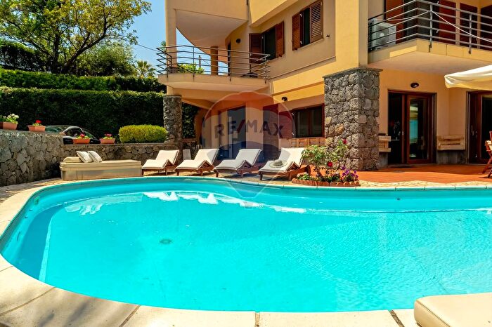 Casa con 7 locali in vendita in Via Tropea, Aci SantAntonio