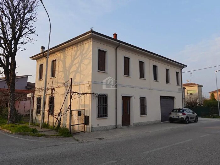 Casa con 8 locali in vendita in Suzzara