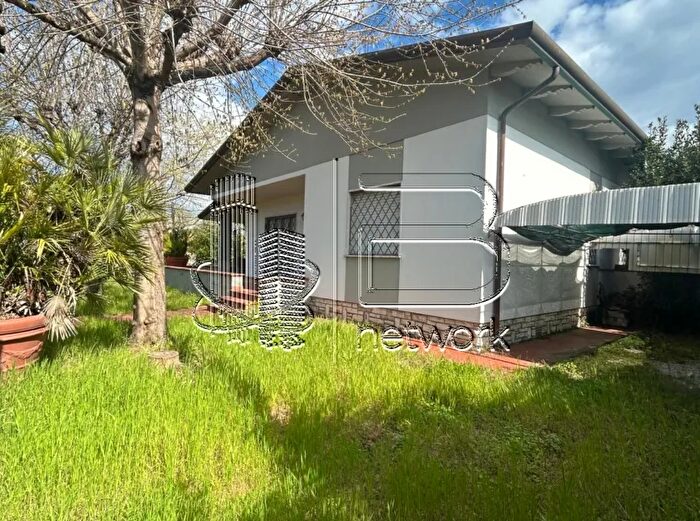 Casa con 5 locali in vendita in Pietrasanta