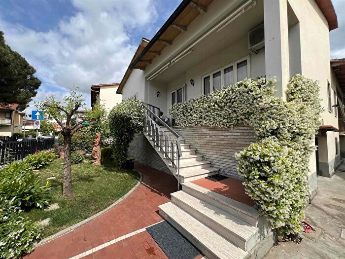 Casa con 10 locali in vendita in Campi Bisenzio, Campi Bisenzio