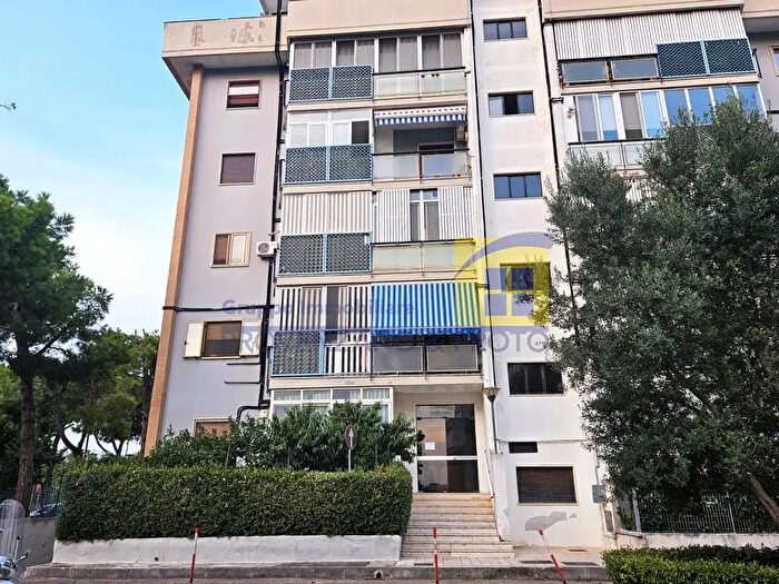 Appartamento con 5 locali in vendita in Viale Belgio, Brindisi