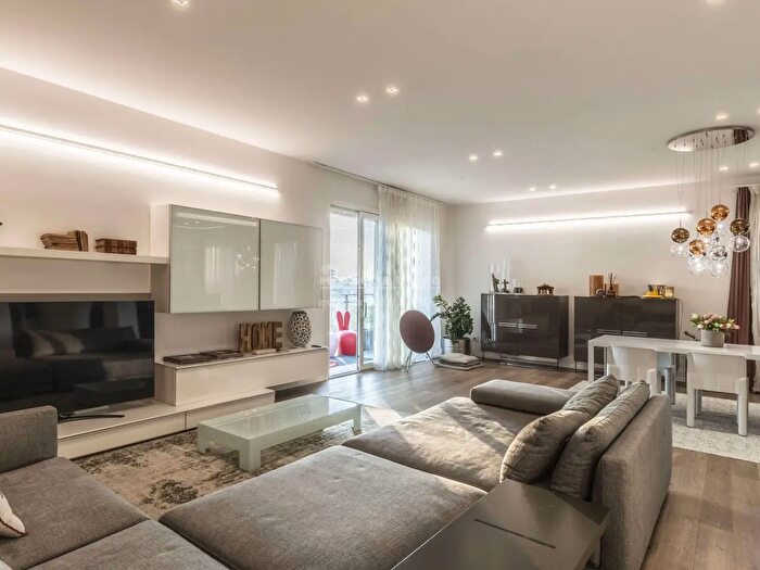 Appartamento con 6 locali in vendita in AdZe Viale Buon Pastore, Modena