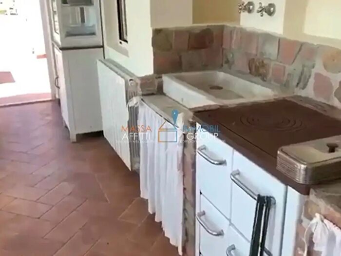 Appartamento trilocale in affitto in Via Gianfranceschi, Montignoso
