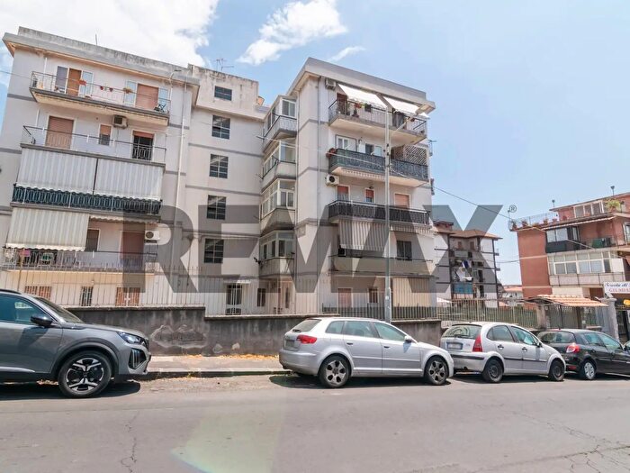 Appartamento trilocale in vendita in Via Agira, Catania
