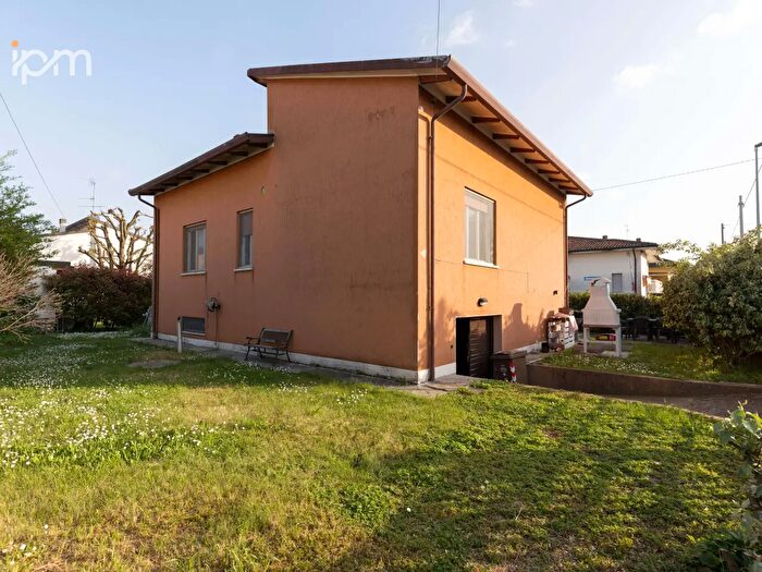 Casa con 6 locali in vendita in San Giorgio Bigarello