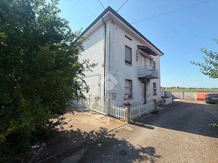 Casa quadrilocale in vendita in Via Ercole Pisi, Gattatico