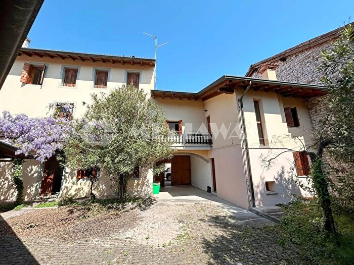 Casa con 12 locali in vendita in Arba