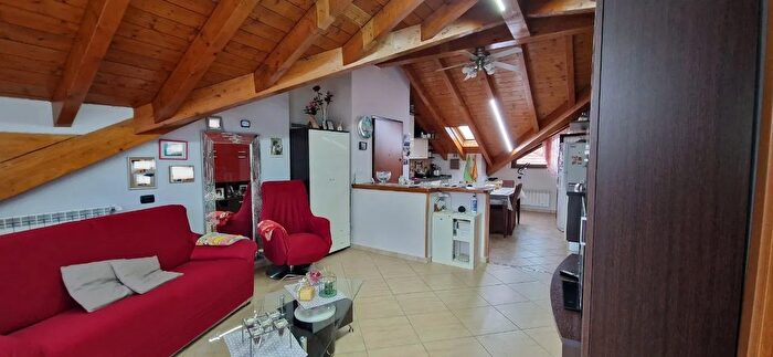 Appartamento bilocale in vendita in Via Montello, Venegono Inferiore