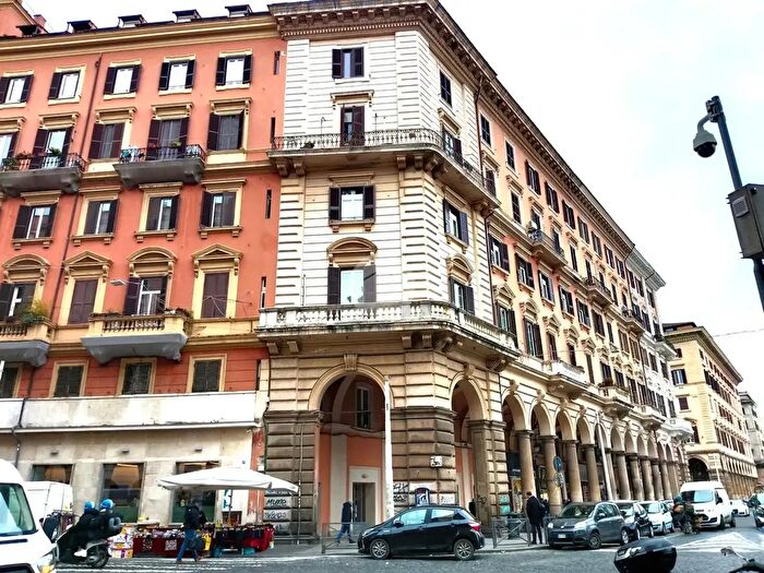 Appartamento trilocale in vendita in Piazza Vittorio Emanuele II, Roma