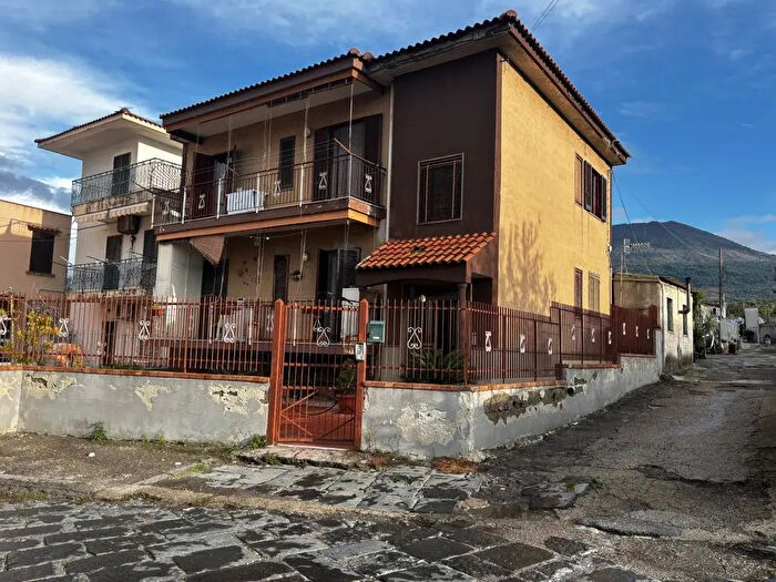 Casa con 5 locali in vendita in Via del Lavoro N°, Torre Del Greco