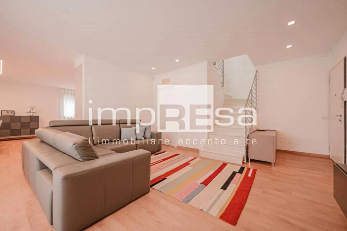 Appartamento con 9 locali in vendita in Via Ferdinando Magellano, Castelfranco Veneto