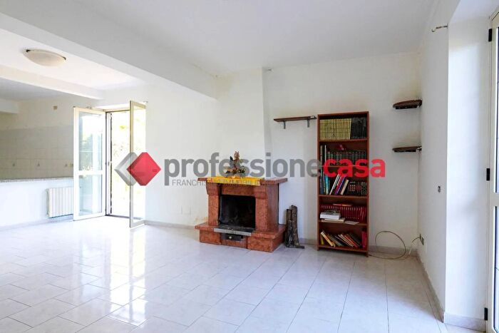 Appartamento trilocale in vendita in Via Nazionale, Castelnuovo Cilento