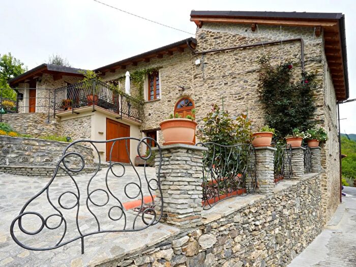 Casa con 12 locali in vendita in Via Dante Alighieri Snc, Armo