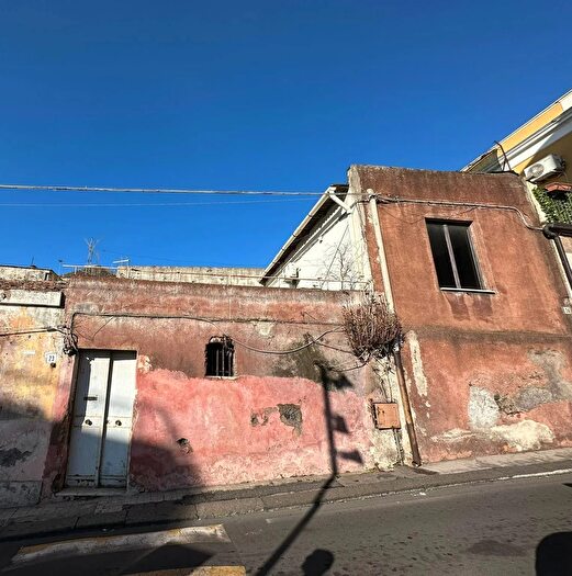 Casa con 7 locali in vendita in Piazza della Chiesa Madre, SantAgata Li Battiati