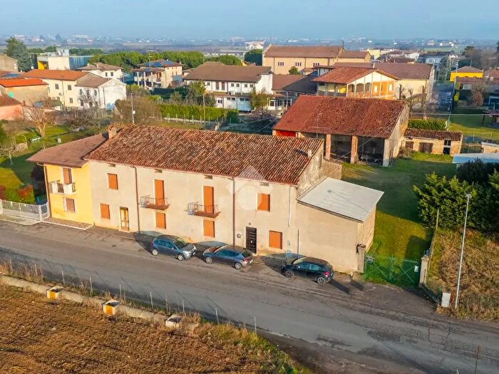 Casa con 10 locali in vendita in Via G Verdi, Verona