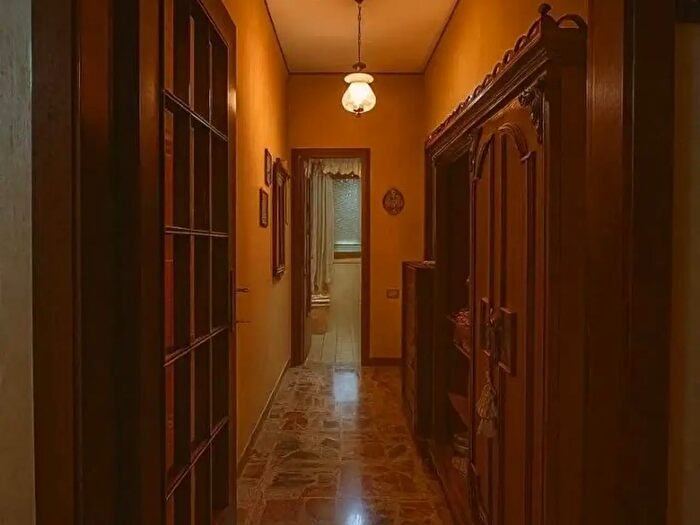 Appartamento con 5 locali in vendita in Via Ugo Foscolo, Crotone