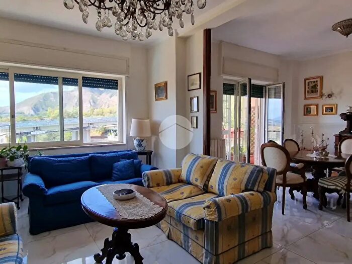 Appartamento trilocale in vendita in Via Pigna, Napoli