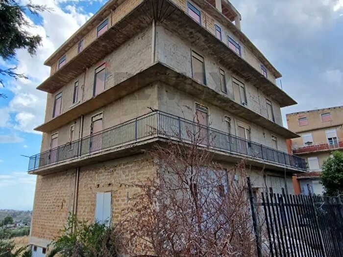 Casa con 15 locali in vendita in Favara