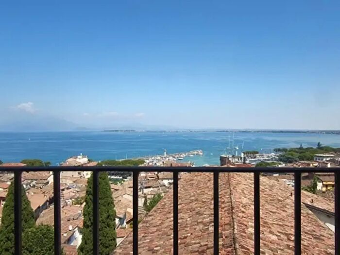 Appartamento quadrilocale in vendita in Desenzano Del Garda