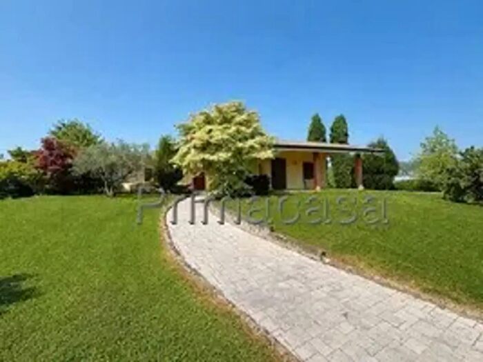 Casa con 6 locali in vendita in Via, Soave