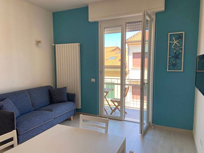 Appartamento trilocale in affitto in Via Giuseppe Verdi, Centro, Viareggio