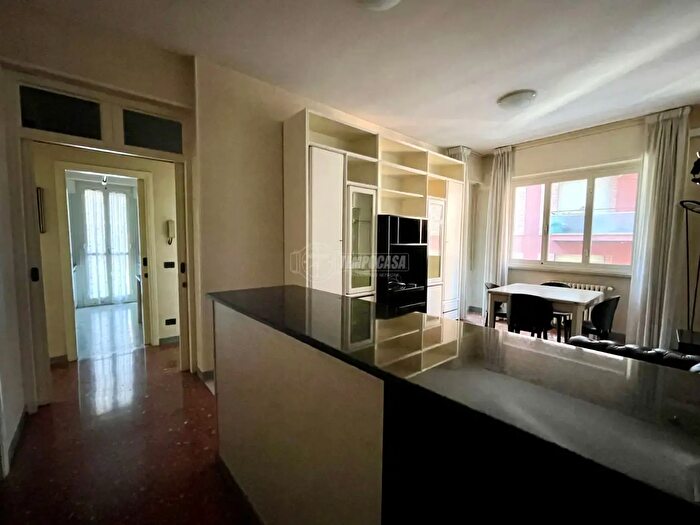 Appartamento trilocale in affitto in Via Curzio Rufo, Roma