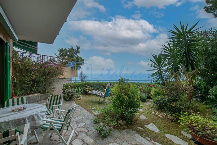 Appartamento con 5 locali in vendita in Via Pini dAleppo, Varazze