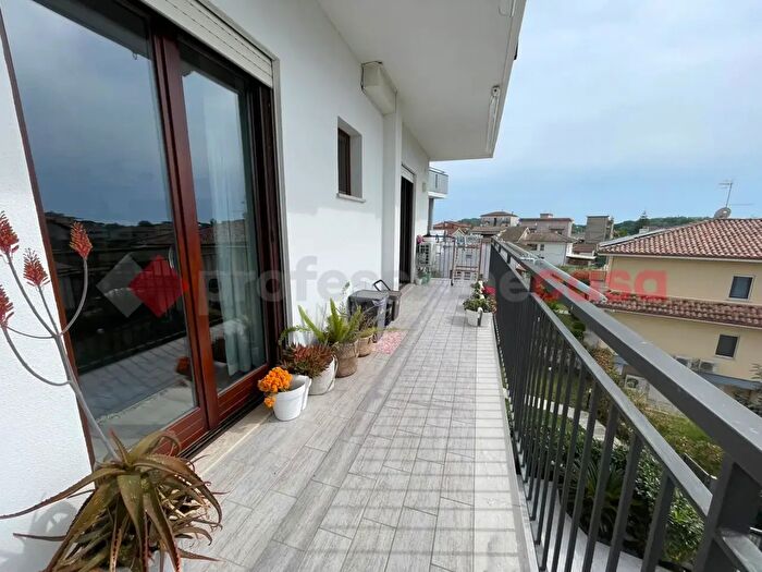 Appartamento quadrilocale in vendita in Via Zeccarelle Snc, Minturno